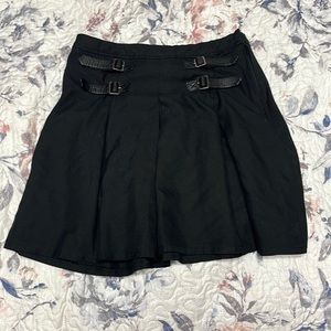 I’m selling a black hot topic skirt it zips up and has buckles in the front